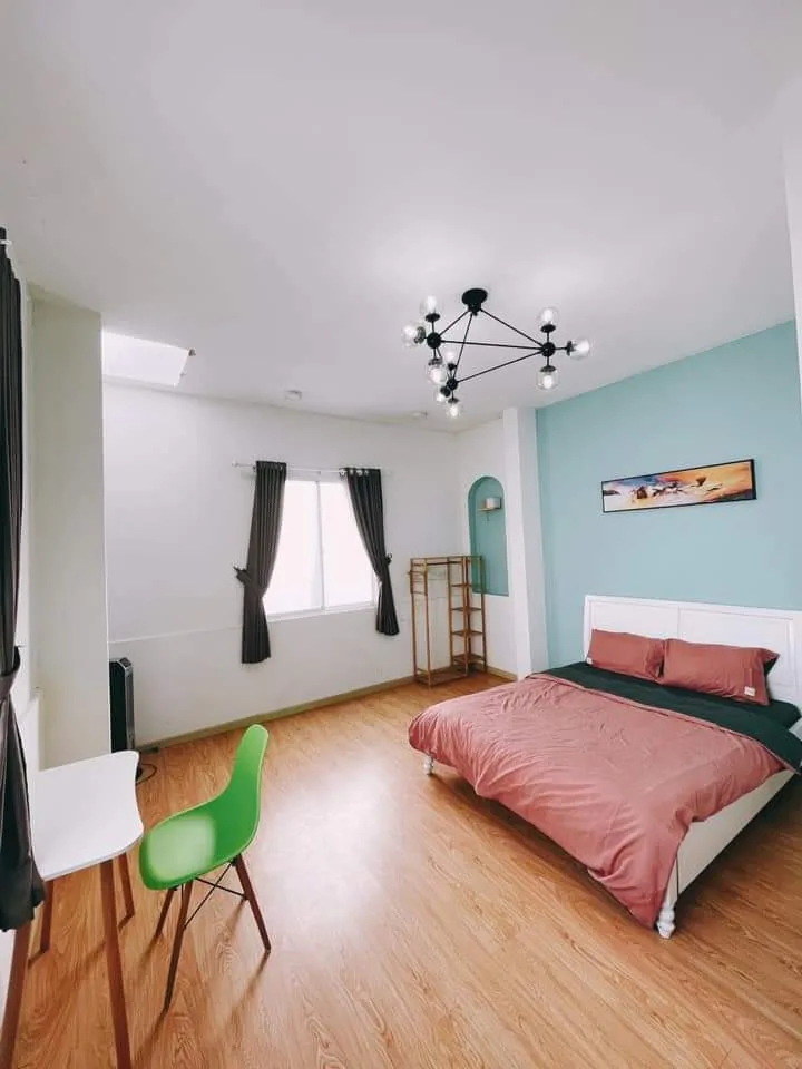 Góc phòng với rèm vải, ổ cắm điện và đèn đọc sách