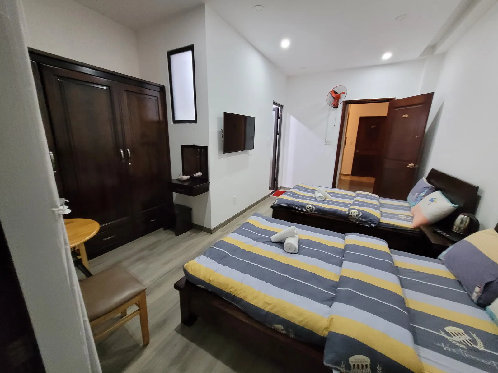 Khu vực bếp chung của khách, sạch sẽ, ánh sáng ban ngày
