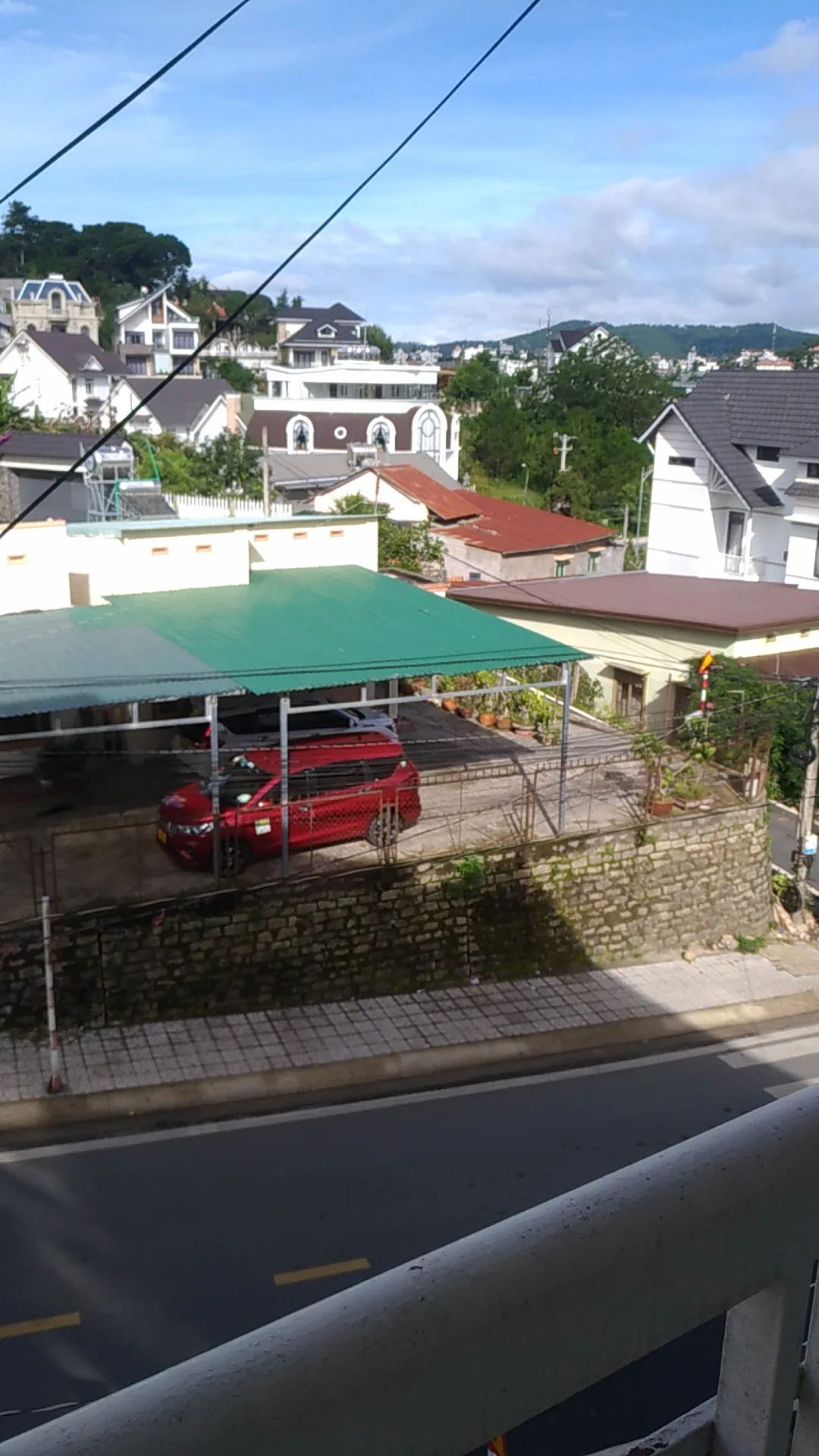 Mặt tiền My Home Homestay nhìn từ đường Tô Hiến Thành, Đà Lạt vào buổi sáng