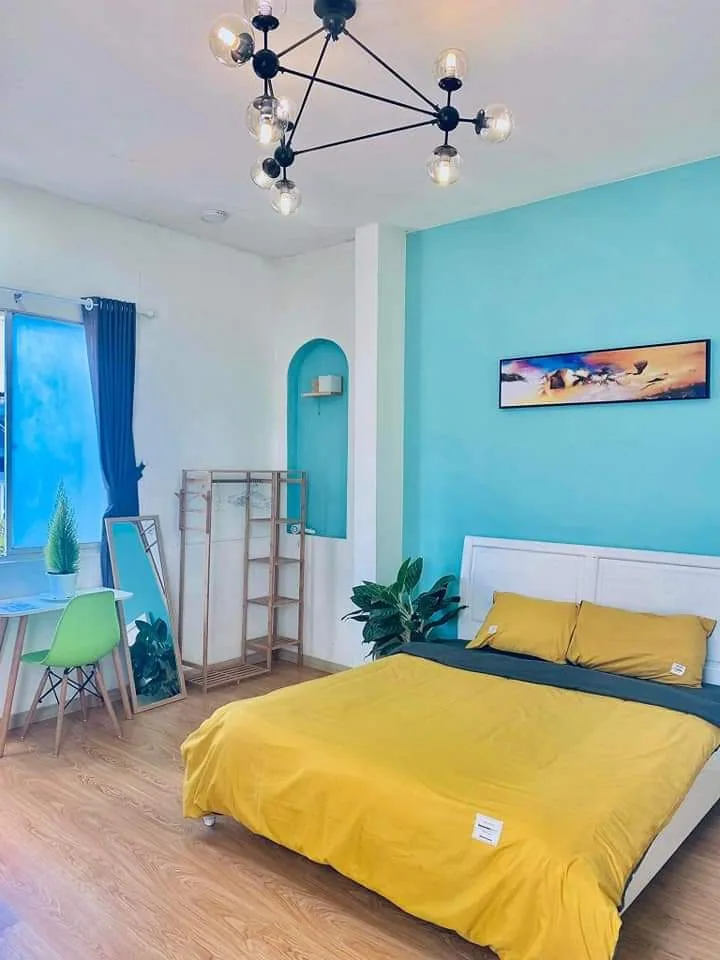 Giường đã được dọn, chăn dày màu sáng cho đêm lạnh Đà Lạt